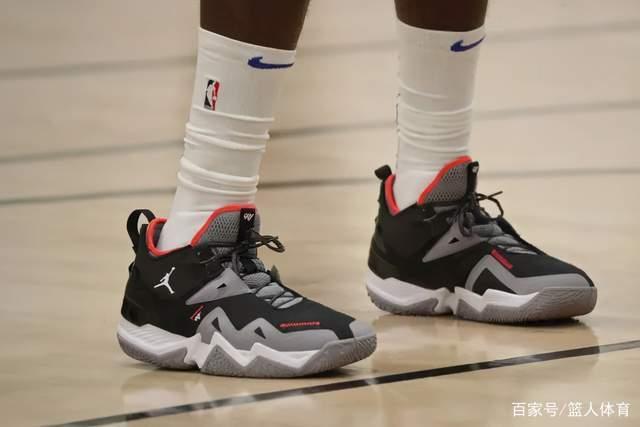 阿斯：莱万在巴萨陷入困境